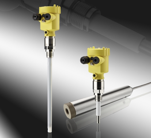 Sensor und Behälter bilden die beiden Elektroden eines Kondensators. Wenn s...